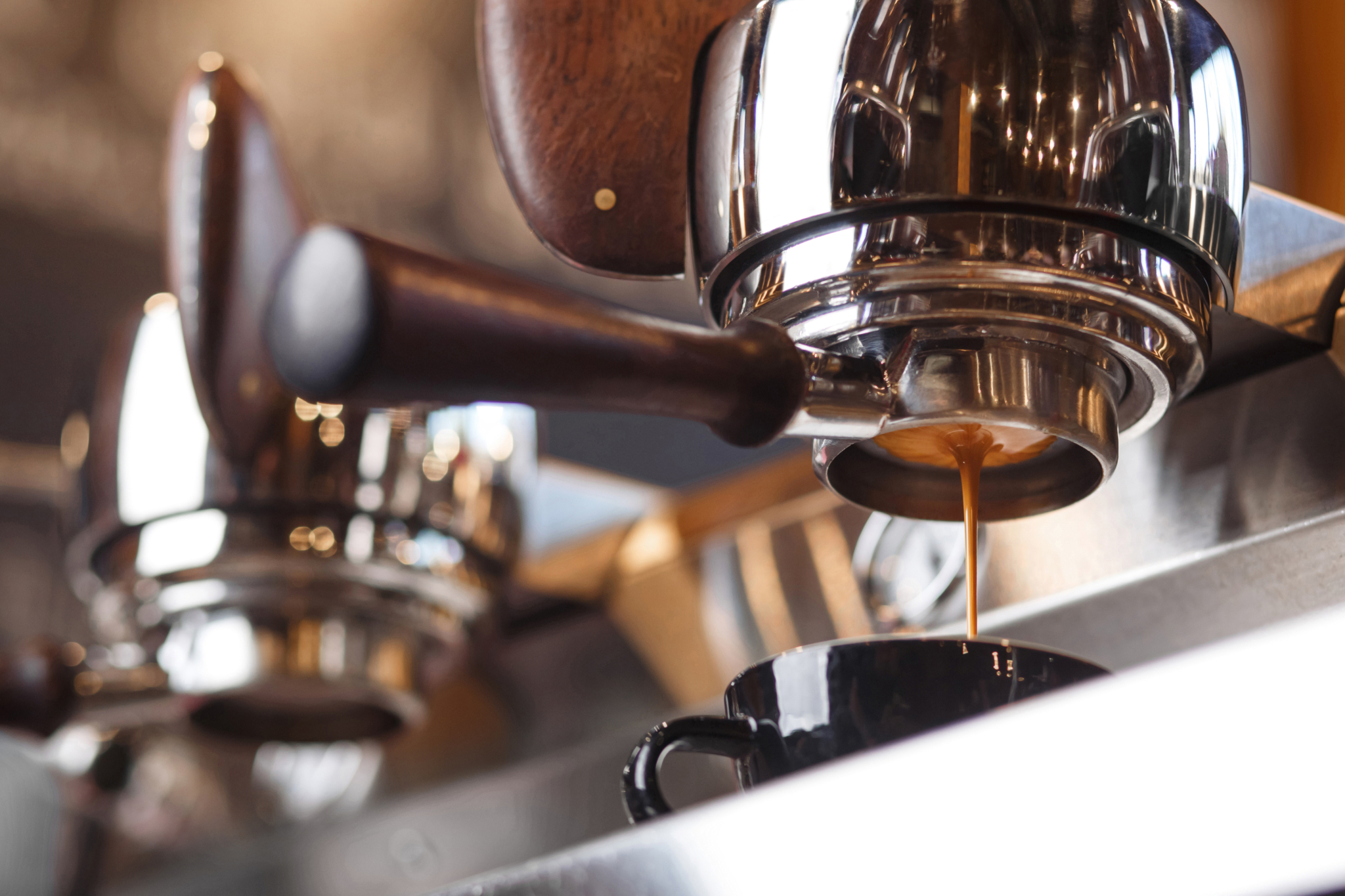 Coffee machine preparing fresh espresso through bottomless portafilter coffee extraction delicio